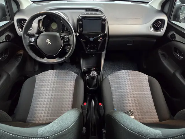 Peugeot 108 1.0 e-VTi Allure 2021 Benzine 15