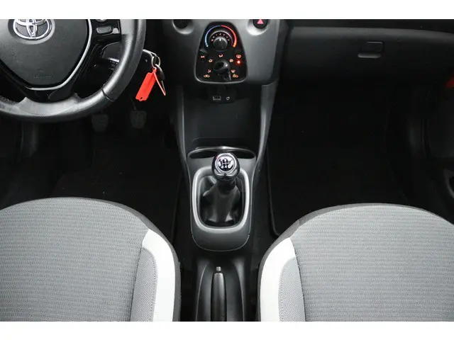 Toyota Aygo 1.0 VVT-i x-play 2021 Benzine 26