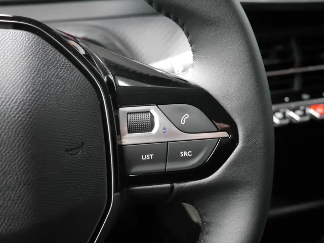 Peugeot 208 1.2 PureTech 100 Active 2024 Benzine 18