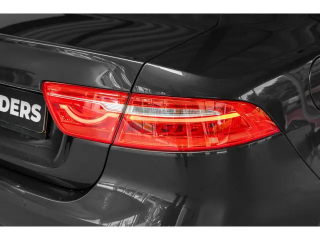 Jaguar XE 2.0 D Pure Leder Panorama 2018 Diesel 34