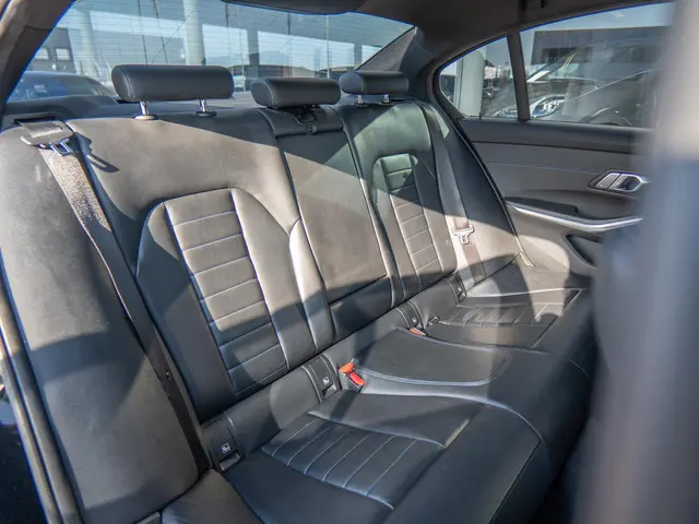 BMW 3 Serie 330i High Executive Edition 2019 Benzine 41