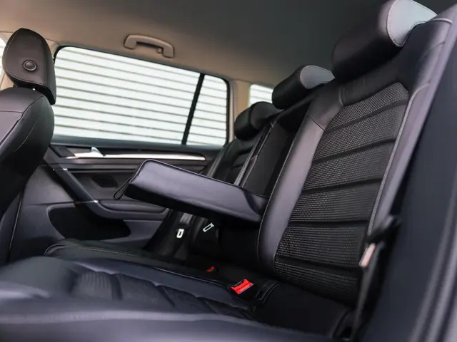 Volkswagen Golf 1.5 TSI Highline Business R 2019 Benzine 19