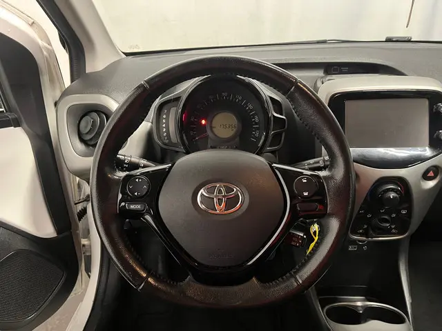 Toyota Aygo 1.0 VVT-i x-play - Schade 2015 Benzine 23