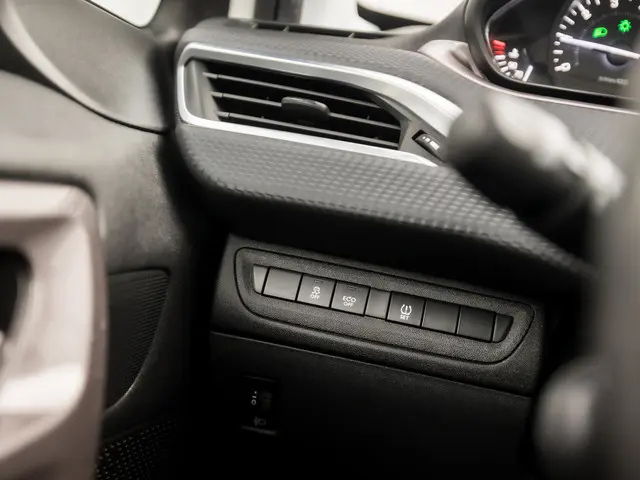 Peugeot 2008 1.2 PureTech Sport 2015 Benzine 24