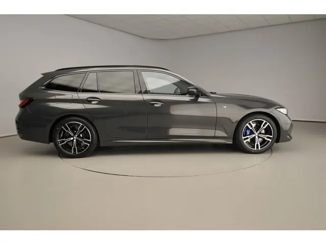 BMW 3 Serie Touring 320i 2024 Benzine 4