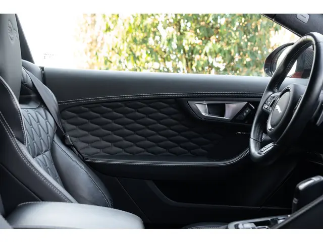 Jaguar F-Type 5.0 V8 SVR Coupé AWD 2016 Benzine 8