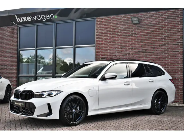 BMW 3 Serie Touring 330e M-Sport 2023 Hybride Benzine 51