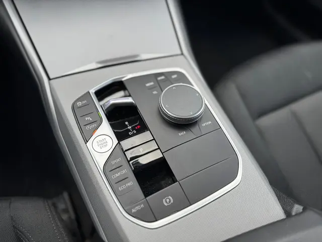 BMW 3 Serie Touring 318i 2023 Benzine 34