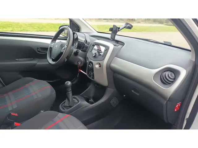 Peugeot 108 1.2 VTi Airco / Cruise control 2014 Benzine 10