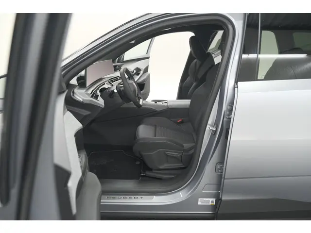 Peugeot 5008 HYbrid 145 e-DCS6 GT 2025 Hybride Benzine 26