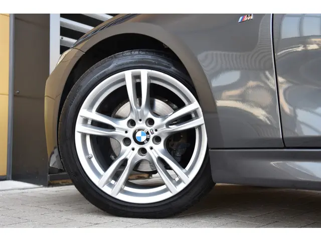 BMW 3 Serie Touring 320i High Executive 2017 Benzine 33