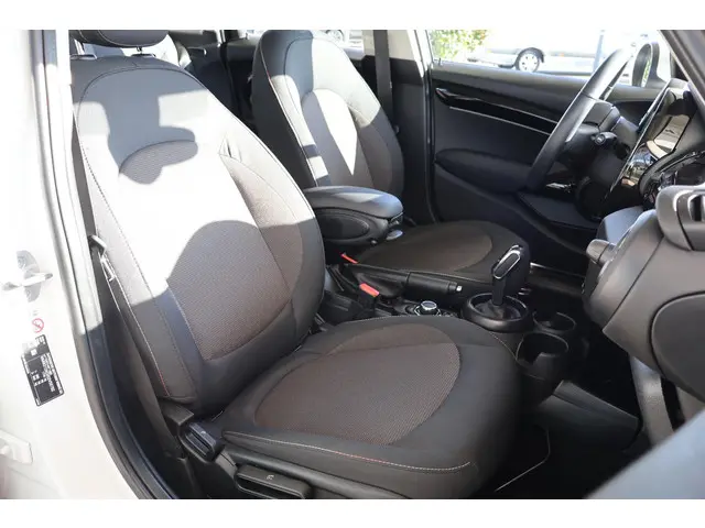 MINI 5-Deurs 1.5 Cooper Classic 2024 Benzine 7