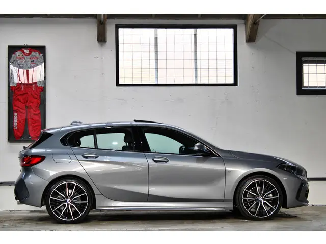 BMW 1 Serie 120i Business Edition 2022 Benzine 8