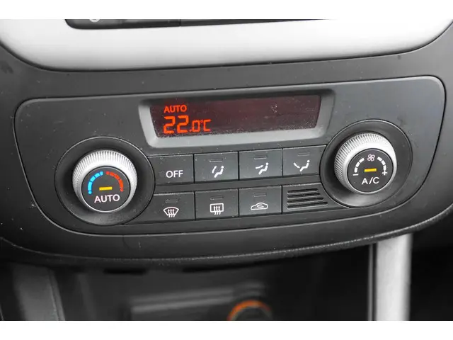 Kia Venga 1.6 CVVT AUTOMAAT PANO 2015 Benzine 17