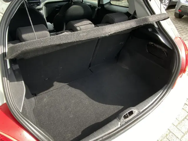 Peugeot 208 1.2i 82pk Active 2013 Benzine 12