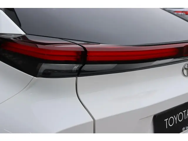 Toyota C-HR 1.8 Hybrid 140 Dynamic 2025 Hybride Benzine 24