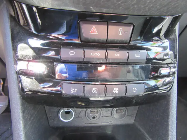 Peugeot 208 1.6 VTi Allure Rosé goud 2013 Benzine 18