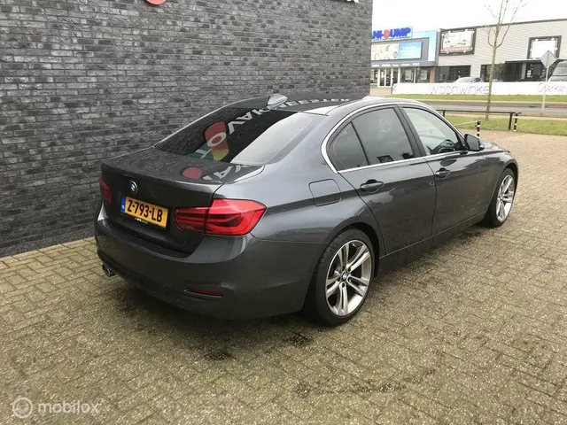 BMW 3 Serie 330i 2018 Benzine 4