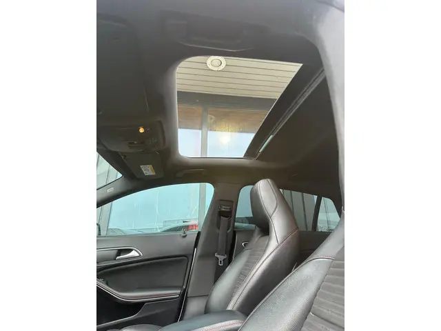 Mercedes-Benz CLA Shooting Brake 180 2018 Benzine 14