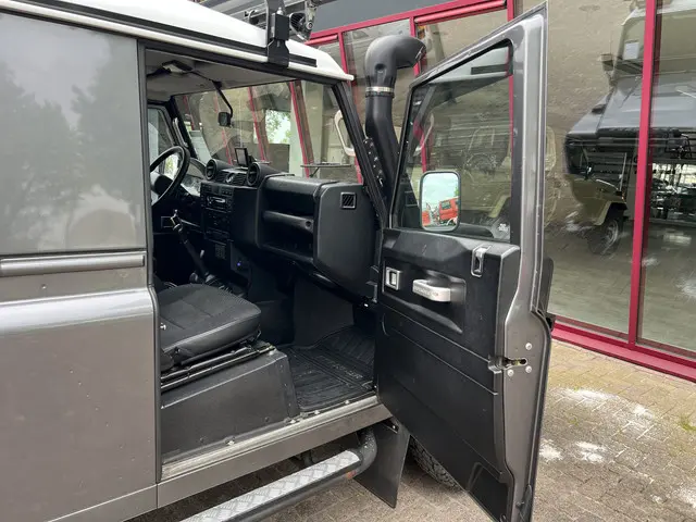 Land Rover Defender 2.2 D HT 110" SE 2015 Diesel 18