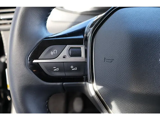 Peugeot 2008 1.2 Allure 2022 Benzine 26