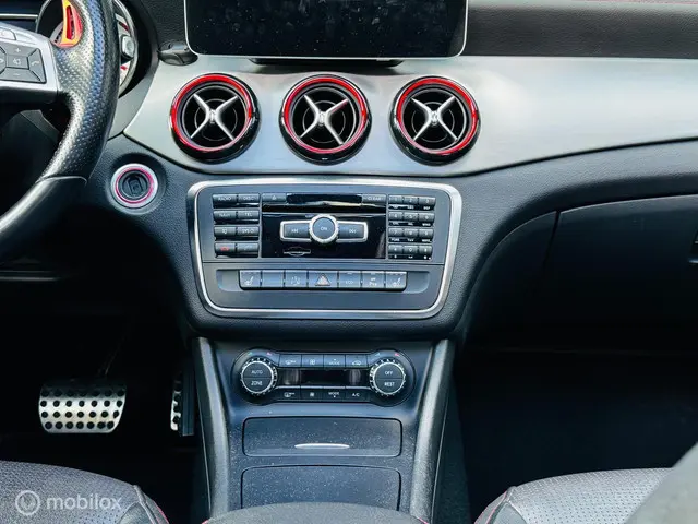 Mercedes-Benz CLA 250 Edition 1 2013 Benzine 32