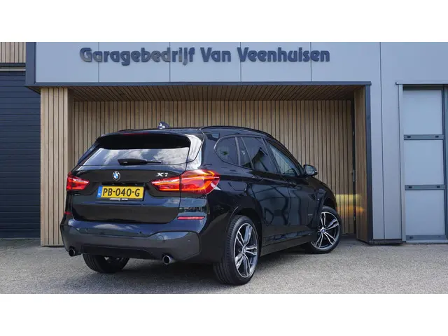 BMW X1 xDrive25i 232pk M-Sport & Shadow-Line 2017 Benzine 6