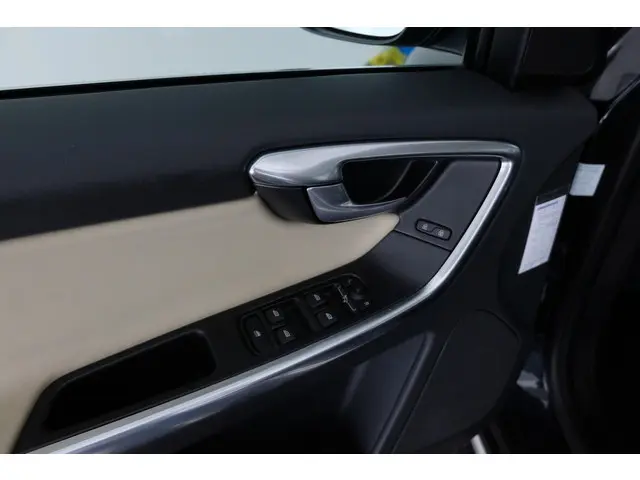 Volvo XC60 3.2 AWD R-Design 2012 Benzine 26