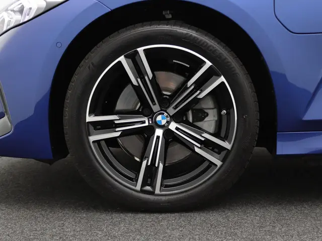 BMW 3 Serie Sedan 330e 2025 Hybride Benzine 8