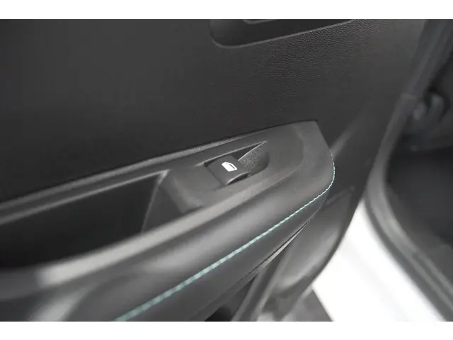 Peugeot 208 PureTech 100 Allure Pack 2023 Benzine 29