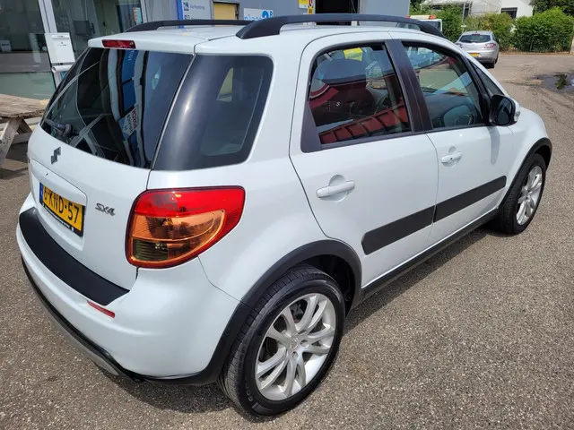 Suzuki SX4 1.6 Executive 2013 Benzine 6
