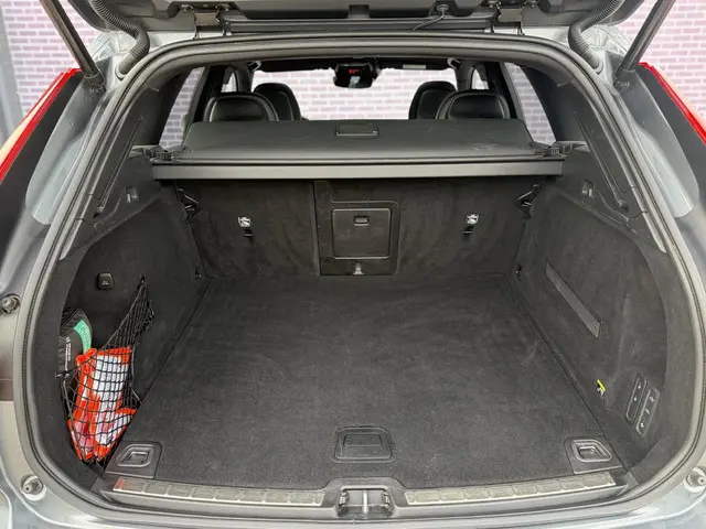 Volvo XC60 2.0 T6 AWD R-Design 2018 Benzine 29