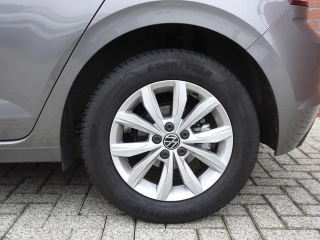 Volkswagen Polo 1.0 TSI 110pk DSG Highline 2021 Benzine 13
