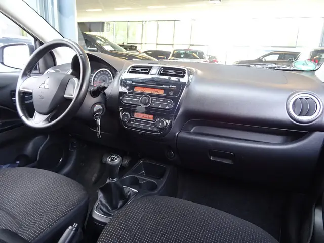 Mitsubishi Space Star 1.0 Bright 2015 Benzine 18