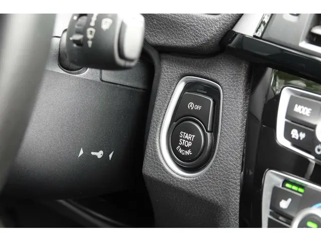 BMW 3 Serie Touring 320i 2017 Benzine 25