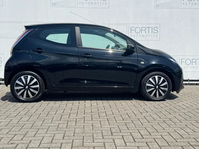 Toyota Aygo 1.0 VVT-i x-play 2017 Benzine 10