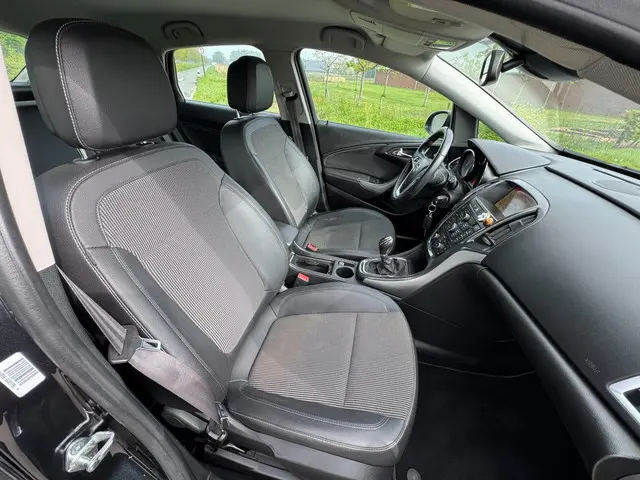 Opel Astra 1.4 Cosmo 1/2leer Nap Camera 2014 Benzine 23
