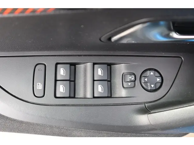 Peugeot 2008 1.2 PT ACTIVE PACK 130PK 2021 Benzine 20