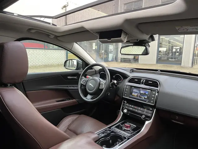 Jaguar XE 2.0 Portfolio 2015 Benzine 8