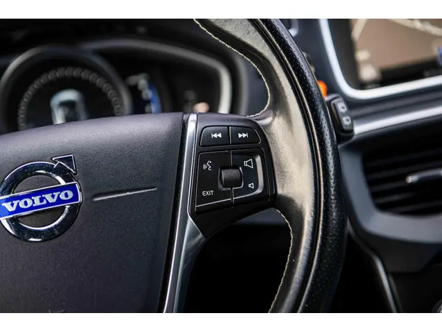 Volvo V40 1.6 T3 R-Design 2015 Benzine 21