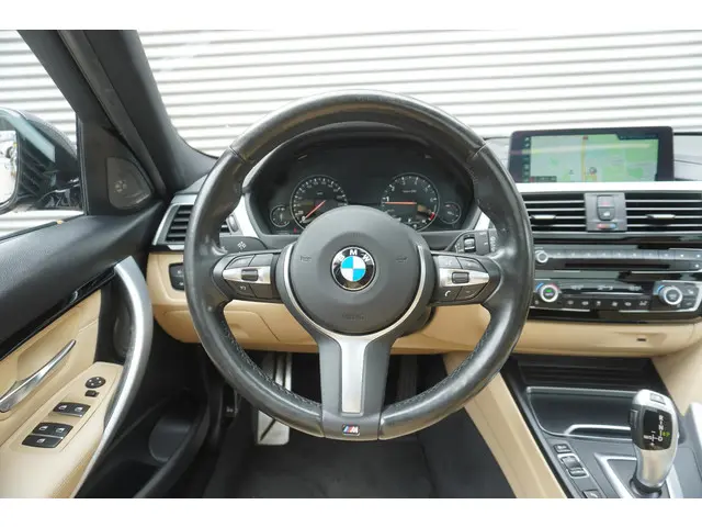 BMW 3 Serie Touring 320i 2018 Benzine 22