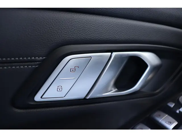 BMW 3 Serie Touring 320i Executive Edition 2020 Benzine 37
