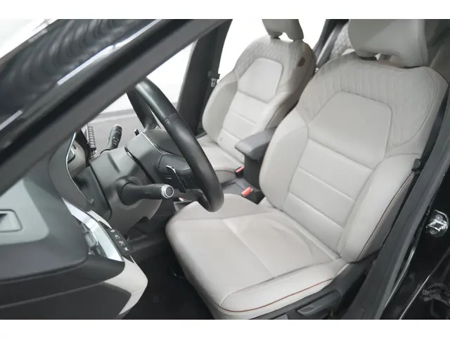 Renault Clio TCe 130 EDC Initiale Paris 2020 Benzine 32