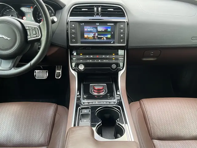 Jaguar XE 2.0 Portfolio 2015 Benzine 72