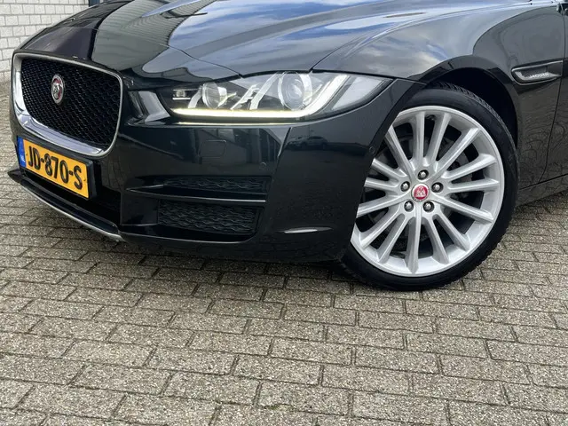 Jaguar XE 2.0 Portfolio 2015 Benzine 45