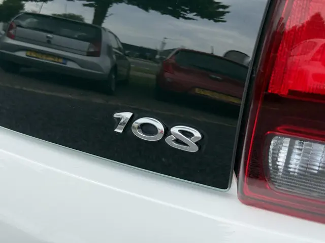 Peugeot 108 1.0 e-VTi Junior 2016 Benzine 18