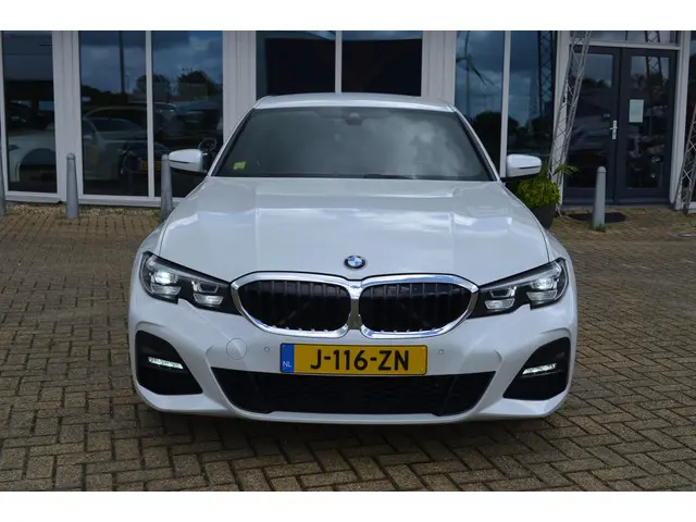 BMW 3 Serie 2.0 260 pk M-Sport Edition / 19"M / 2020 Benzine 2