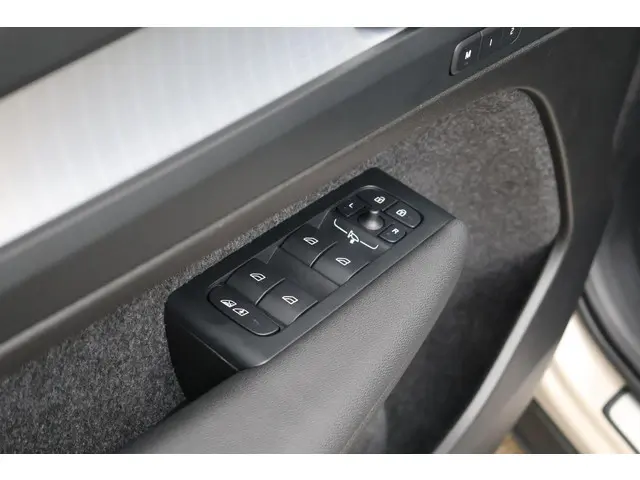 Volvo XC40 B4 Plus Dark 2025 Benzine 33