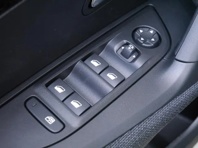 Peugeot 2008 1.2 Hybrid 145PK Style 2025 Hybride Benzine 15