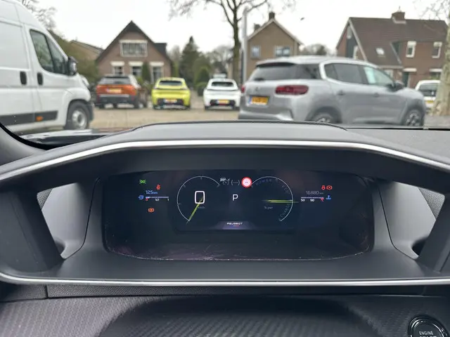 Peugeot 2008 1.2 Hybrid 145 PK GT 2025 Hybride Benzine 13